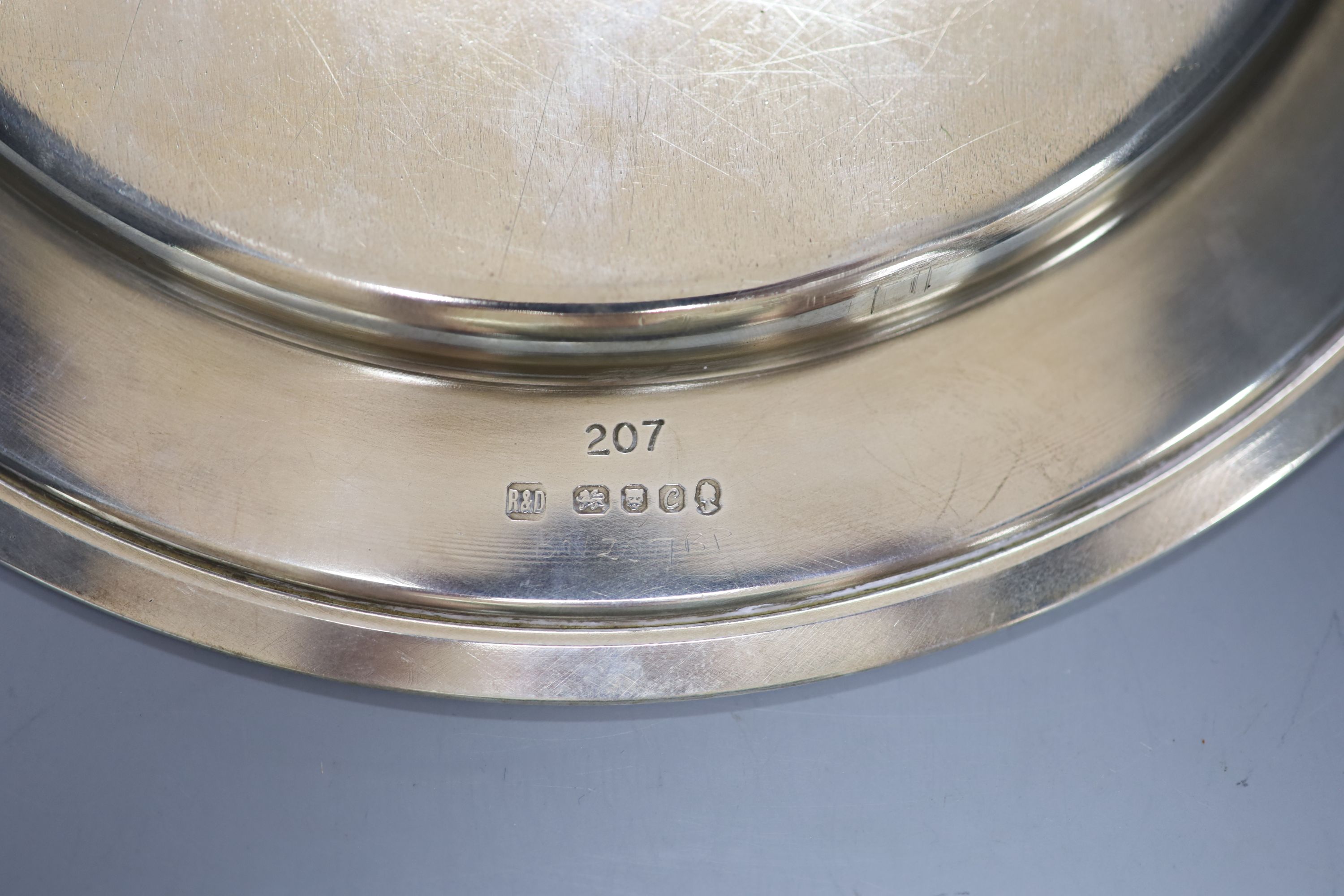 An Elizabeth II Silver Jubilee commemorative silver dish, 22.9cm